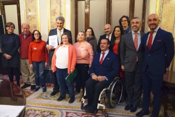Foto de familia del acto de presentaci&oacute;n de 'La Constituci&oacute;n espa&ntilde;ola en lectura f&aacute;cil'