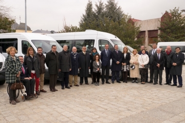 Foto de familia de la entrega de 12 veh&iacute;culos adaptados a asociaciones