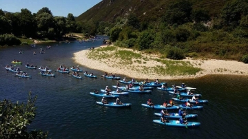 Piraguas durante su participación en el Descenso del Sella Adaptado