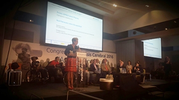 M&ordf; Teresa Fern&aacute;ndez Campillo recibe el premio