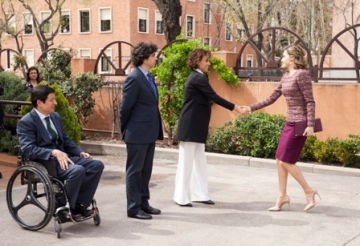 La Reina Letizia saluda a Dolors Monserrat a su llegada al Real Patronato