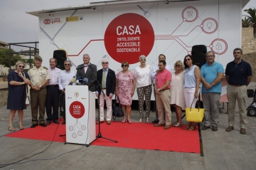 Foto de familia de la presentación de la casa accesible