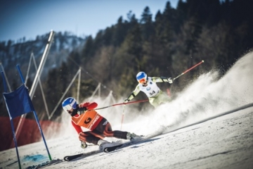 Fotograf&iacute;a de Miguel Galindo esquiando junto a Jon Santacana
