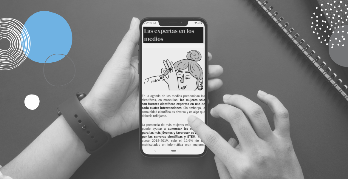 En la imagen, en blanco y negro, se ven las manos de una mujer viendo en el móvil la página del proyecto Superpoderosas de Maldita.es 