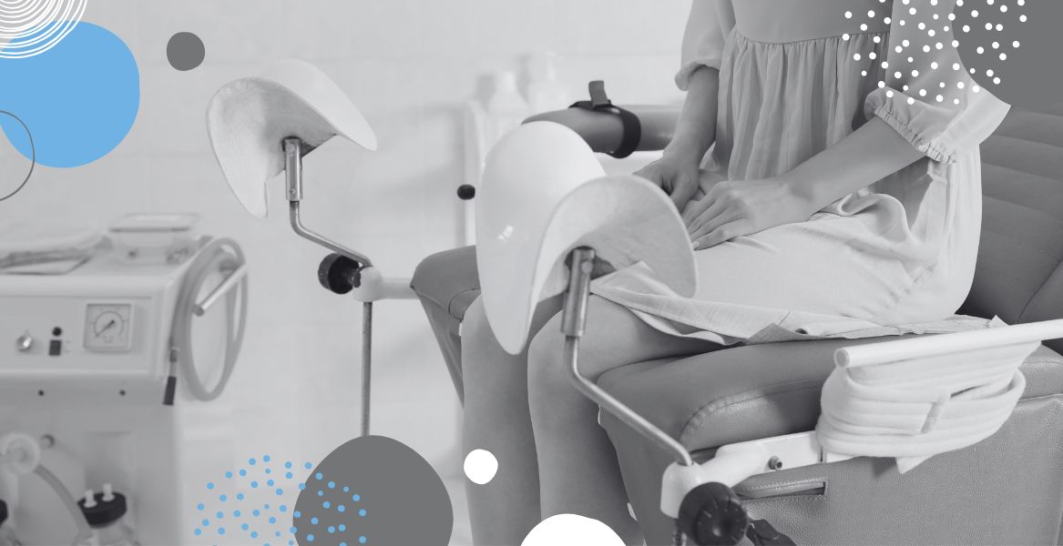 Foto en blanco y negro de una mujer sentada en una camilla de ginecolog&iacute;a