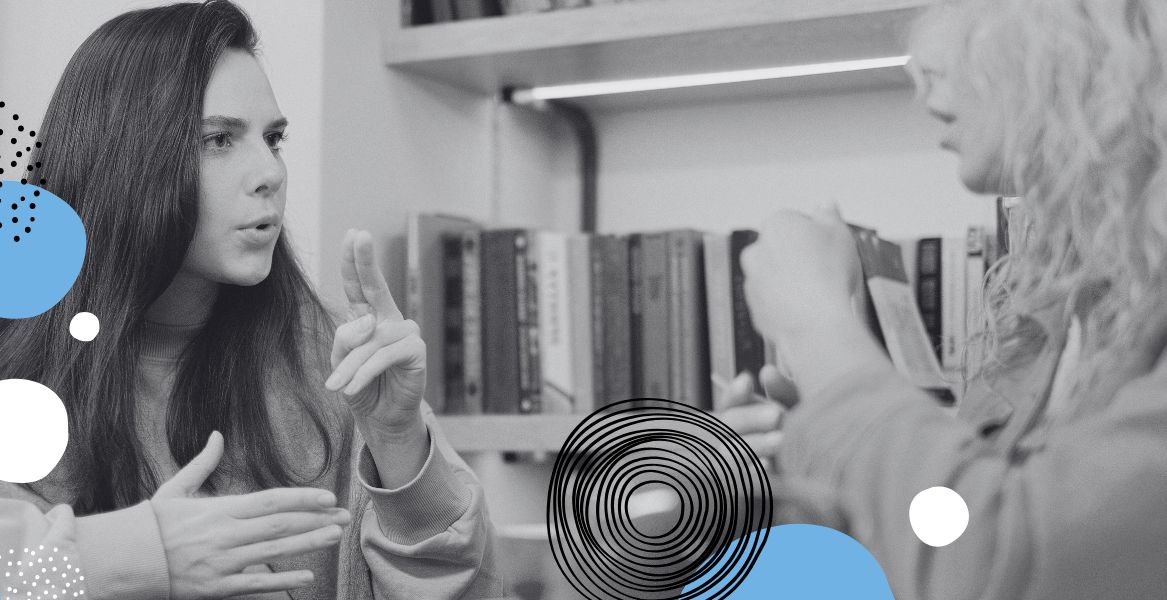 Fotograf&iacute;a de dos mujeres signando