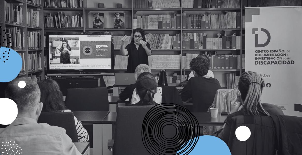 Foto de M&ordf; Luz Esteban, directora del CNLSE, durante la presentaci&oacute;n de su tesis en la biblioteca del CEDID