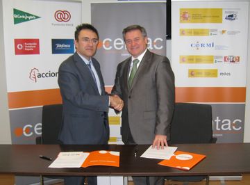 Foto de la firma del convenio entre CENTAC y Fundación ASTIC