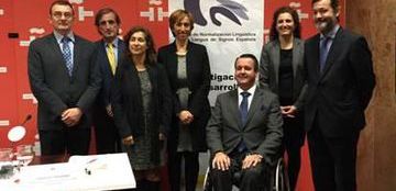 Foto de familia de la firma del convenio entre el Instituto Cervantes y el CNLSE